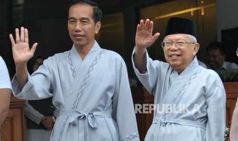 Calon presiden petahana Joko Widodo bersama calon wakil presiden KH. Ma'ruf Amin berfoto sebelum melakukan sesi pemeriksaan kesehatan di RSPAD Gatot Soebroto, Jakarta, Ahad (12/8).