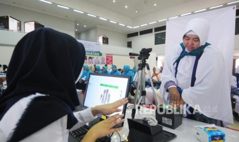 Calon jamah haji kloter pertama melaksanakan perekaman biometrik di Asrama Haji Pondok Gede, Jakarta, Senin (16/7).