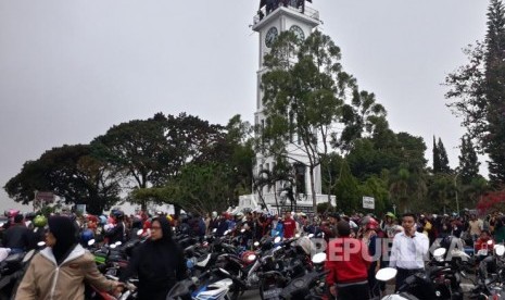 Kebakaran terjadi di Pasa Ateh (Pasar Atas) Bukittinggi, Senin (30/10).