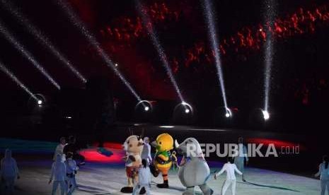  Maskot Asian Games Atung, Kaka, dam Bhin-Bhin dalam penutupan Asian Games ke 18 di Stadion Utama Gelota Bung Karno, Jakarta, Ahad(2/9).