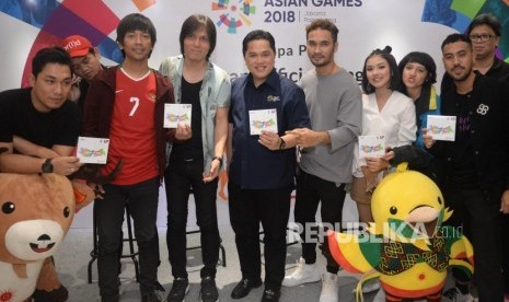 Ketua Inasgoc Erick Thohir (tengah) bersama para penyanyi menunjukan album Asian Games 2018: Energy of Asia usai peluncuranya di Veneu Aquatic Senayan, Jakarta, Jumat (13/7).