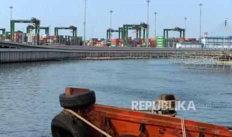 Neraca Perdagangan Januari Defisit. Truk membawa peti kemas dari Pelabuhan New Priok Kalibaru, Jakarta, Ahad (18/2).