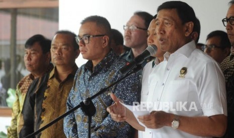  Menteri Koordinator Politik  Hukum dan Keamanan, Wiranto(kanan)  didampingi Anggota DPR Ri dan Sekjen Partai Pengusung Joko Widodo  saat melakukan  konfrensi pers terkait hasil rapat yang selanggarakan  di Rumah Dinas  Menkopolhukam, Jakarta, Senin (14/05).