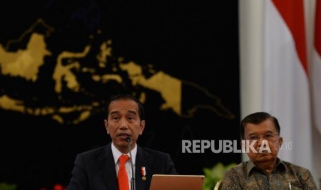 Presiden Joko Widodo dan Wakil Presiden Jusuf Kalla mengumumkan pemindahan ibukota negara di Istana Merdeka, Jakarta, Senin (26/8).