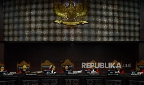 Ketua Mahkamah Konstitusi Anwar Usman (tengah) bersama para hakim saat sidang lanjutan Perselisihan Hasil Pemilihan Umum (PHPU) Pemilihan Presiden (Pilpres) 2019 di Gedung Mahkamah Konstitusi, Jakarta, Selasa (18/6).