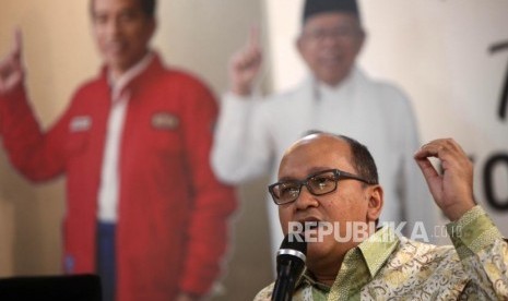 Ketua Umum Kamar Dagang dan Industri Indonesia Rosan Roeslani memberikan paparannya saat acara diskusi di Rumah Cemara, Jakarta, Senin (15/10).