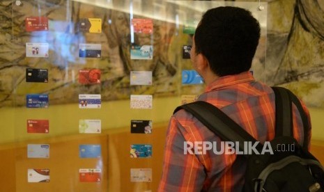 Peluncuran Gerbang Pembayaran Nasional. Pengunjung melihat deretan kartu debit dengan logo GPN pada peluncuran bersama Gerbang Pembayaran Nasional (GPN) di Bank Indonesia, Jakarta, Kamis (3/5).