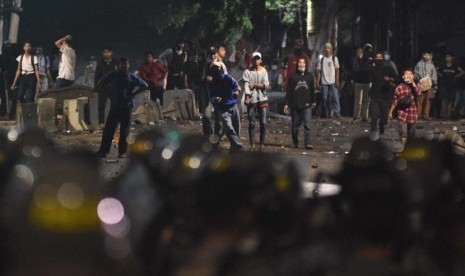 Sejumlah massa menyerang ke arah petugas kepolisian saat terjadi bentrokan Aksi 22 Mei di Jalan Brigjen Katamso, kawasan Slipi, Jakarta, Rabu (22/5/2019).