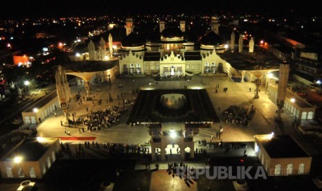 Suasana Masjid Baiturrahman, Banda Aceh, pada malam hari. (ampelsa/antara)