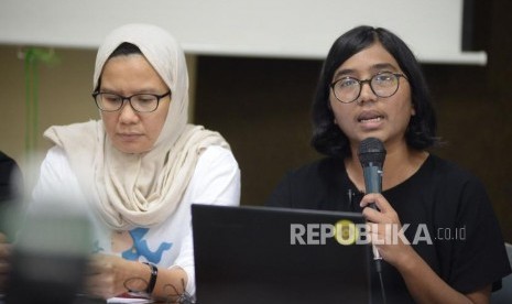 Ketua Umum YLBHI Asfinawati memberikan keterangan terkait temuan awal pemantauan bersama peristiwa Mei 2019 di Jakarta, Ahad (26/5).