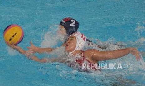 Pemain polo air putri Indonesia Balkis Siti berusaha merebut bola saat pertandingan babak penyisihan grup A cabang olahraga polo air putri Asian Games 2018 melawan Hongkong di Stadion Aquatic, Senayan, Jakarta, Jump (17/8).