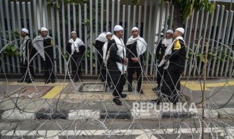 Sejumlah polisi berjaga-jaga saat aksi damai di depan gedung Badan Pengawas Pemilu (Bawaslu), Jakarta Pusat, Jum’at (10/5).