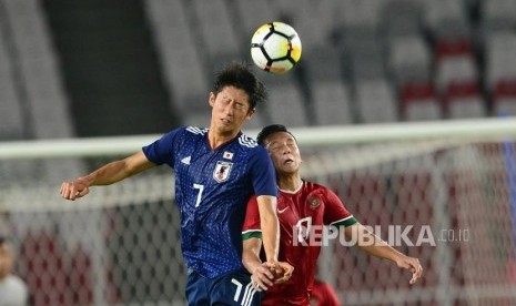 Hiroki Ito (kiri) saat membela timnas Jepang U-19 melawan Indonesia U-19 di Piala Asia U-19 2018. Ito yang sekarang berusia 25 tahun akan membela Bayern Munchen musim depan.