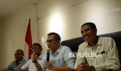 Kursi Wakil Gubernur. Ketua DPD Partai Gerindra DKI Jakarta Mohamad Taufik (kedua kanan) beserta Ketua DPW PKS DKI Jakarta Syakir Purnomo (kanan) memberikan keterangan saat konferensi pers usai melakukan pertemuan tertutup terkait kursi Wakil Gubernur DKI Jakarta di Kantor DPD Partai Gerindra, Cempaka Putih, Jakarta, Senin (5/11).