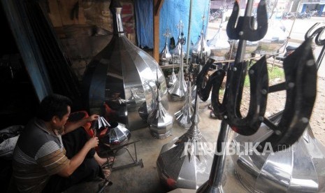 Pengrajin saat membuat kubah masjid di Jalan Raya Parung, Bogor, Jawa Barat, Jumat (9/2).