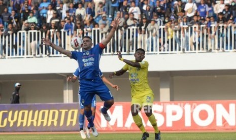 Tren Positif Putaran Kedua. Pemain PSIM Christian Gonzales (kiri) berebut bola dengan pemain Persiba Balikpapan pada lanjutan Liga 2 PSSI 2019 di Stadion Mandala Krida, Yogyakarta, Kamis (22/8/2019).