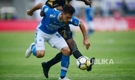 Striker Persib Jonathan Bauman diadang pemain Sriwijaya FC pada pertadingan Gojek Liga1 2018 di Stadion Gelora Bandung Lautan Api (GBLA) di Bandung, Sabtu (4/7).