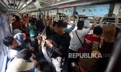 Sejumlah penumpang menaiki KRL Commuter Line di Jakarta, Senin (18/2).