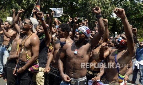 Sejumlah massa yang tergabung dalam Mahasiswa Papua Anti Rasisme, Kapitalisme, Kolonialisme dan Militerisme menggelar unjuk rasa di Jalan Merdeka Utara, Jakarta, Kamis (22/8).