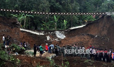 Sejumlah petugas gabungan melakukan evakuasi pencarian korban longsor di Kampung Maseng, Cijeruk, Kabupaten Bogor, Jawa Barat, Selasa (6/2).