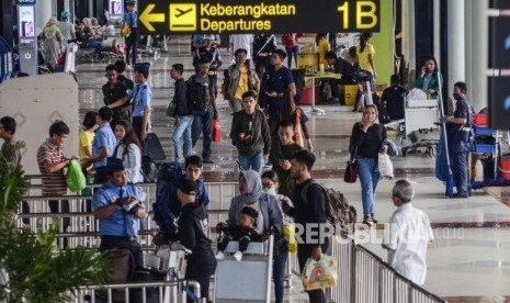 Sepi pemudik. Sejumlah pemudik menunggu jadwal keberangkatan di Bandara Soekarno Hatta, Tangerang, Ahad (2/6).