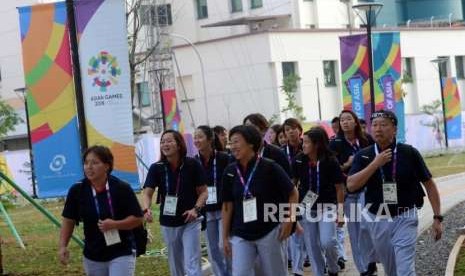 Sejumlah atlet peserta Asian Games 2018 beraktivitas di Wisma Atlet, Kemayoran, Jakarta, Senin (13/8).