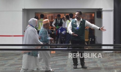 Petugas maskapai  Saudi Airlines  melayani calon haji   menikmati layanan sistem baru keimigrasian  untuk Saudia Airlines di Bandara Soekarno Hatta, Tangerang , Banteng, Selasa (17/7) malam. 410 jamaah calon haji pertama embarkasi Jawa Barat  menikmati kemudahan sistem baru keimigrasian yang telah disiapkan oleh Pemerintah Arab Saudi dan PT Angkasa Pura II (Persero) di Bandara Internasional Soekarno-Hatta (Soetta).