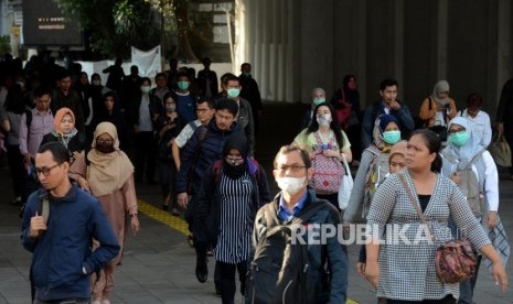 Sejumlah pegawai saat berjalan di kawasan Sudirman, Jakarta, Senin (10/6).