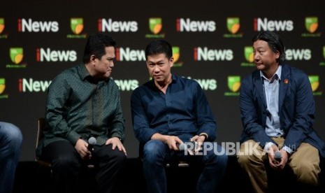 Ketum KOI Erick Thohir, CEO iNews David A Audy, dan Dirut IBL Hasan Gozali (dari kiri) hadir pada konferensi pers hak siar IBL 2017-2018 di Jakarta, Kamis (2/11).