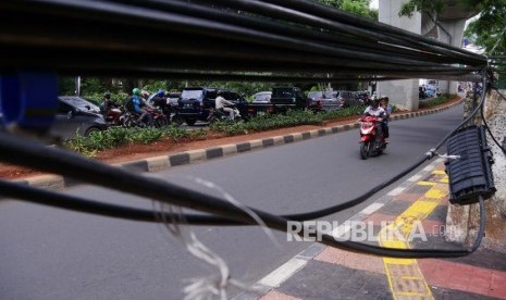 Kabel fiber optik. Leher mahasiswa bernama Sultan Rifat Alfatih terjerat kabel yang menjuntai.