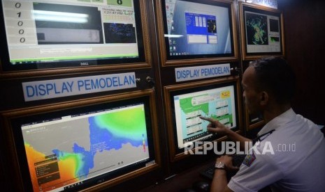 Petugas memeriksa informasi cuaca dan gelombang perairan di Posko Info Cuaca BMKG.