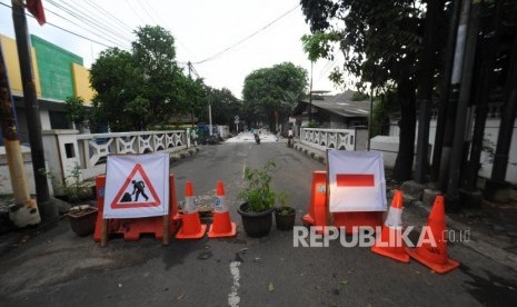 Pentupan jalan. Spanduk bertuliskan penutupan jalan Pejaten Raya, Jakarta Selatan, Rabu (22/11).