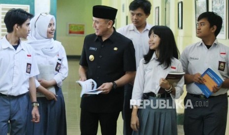 Penjabat (Pj) Gubernur Jabar M Iriawan yang juga alumni SMAN 5 Bandung, berbincang dengan para siswa, di sela-sela peninjauan secara langsung pelaksanaan Pendaftaran Peserta Didik Baru (PPDB), di SMAN 5, Jalan Belitung, Kota Bandung, Selasa (3/7).