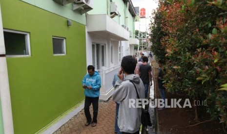 Warga melihat rumah tipe hunian DP Nol Rupiah berupa rumah susun sederhana milik (rusunami) di Kantor Informasi Klapa Village, Pondok Kelapa, Jakarta, Ahad (21/1).