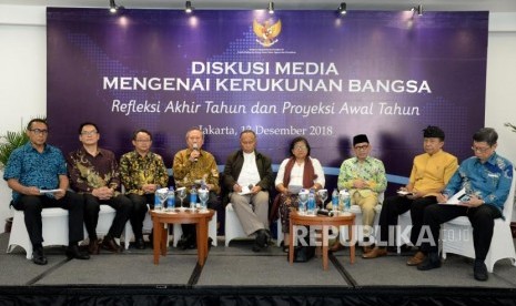 Utusan Khusus Presiden Untuk Dialog dan Kerjasama Antar Agama dan Peradaban (UKP-DKAAP) Syafiq A. Mughni (keempat kiri) bersama para tokoh agama menjadi narasumber dalam refleksi akhir tahun dan proyeksi awal tahun di Jakarta, Kamis (13/12).