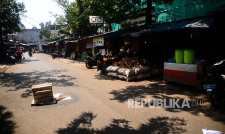 TKP Kecelekaan Kerja. Sebuah kota menandakan tempat kejadian perkara kecelakaan kerja proyek Pasar Rumput, Jakarta, Ahad (18/3).