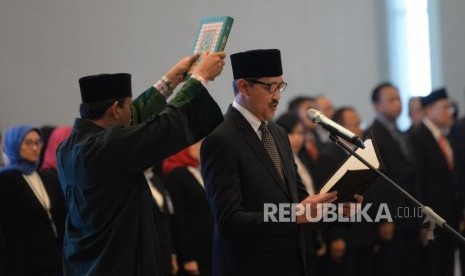 Pelantikan Deputi Gubernur BI. Deputi Gubernur Bank Indonesia Dody Budi Waluyo membaca sumpah jabatan saat pelantikan Deputi Gubernur BI di Mahkamah Agung, Jakarta, Rabu (18/4).