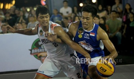 Pemain Satria Muda Pertamina M Sandy Ibrahim (kanan).