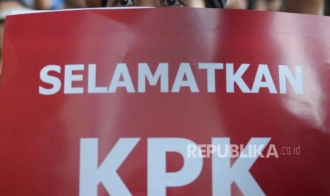 Massa yang tergabung dalam Gerakan Rakyat Dukung KPK melakukan aksi solidaritas di Gedung Merah Putih, Jalan Kuningan Persada, Jakarta, Jumat (30/8/2019).