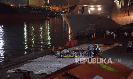 Petugas mengevakuasi puing pesawat Lion Air JT 610 pascakecelakaan, di Pelabuhan Tanjung Priok, Jakarta, Senin (29/10/2018).