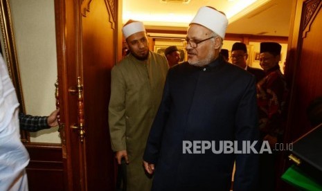 Mantan Rektor Al-Azhar, Ibrahim Hud-hud  berjalan  saat mengunjungi kantor pengurus besar Nahdatul Ulama, Jakarta, Jumat (21/12).