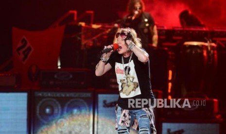 Vokalis grup band Guns N Roses Axl Rose beraksi saat menggelar konser bertajuk Not In This Lifetime Tour di Stadion Utama Gelora Bung Karno, Senayan, Jakarta, Kamis (8/11).