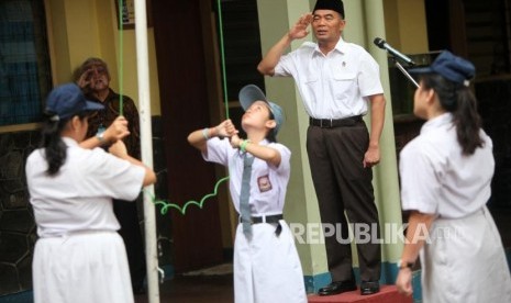 Menteri Pendidikan dan Kebudayaan Muhadjir Effendy memimpin apel pagi di SLB Tri Asih, Jakarta, Senin (27/11).