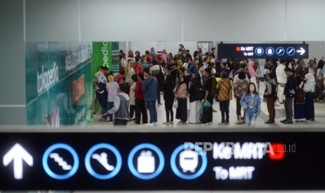 Sejumlah penumpang mengantre untuk mendapatkan kartu single trip MRT di Stasiun MRT Bundaran HI, Jakarta, Senin (1/4).