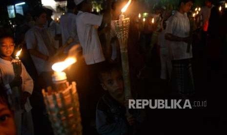 Sejumlah anak membawa obor saat mengikuti pawai menyambut Tahun Baru Islam.(Ilustrasi)