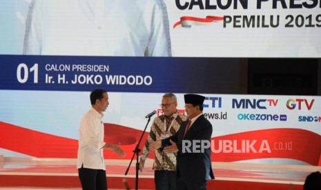 Capres No 01 Joko Widodo dan Capres No 02 Prabowo Subianto saat debat kedua calon presiden pemilu 2019, Jakarta, Ahad (17/2).