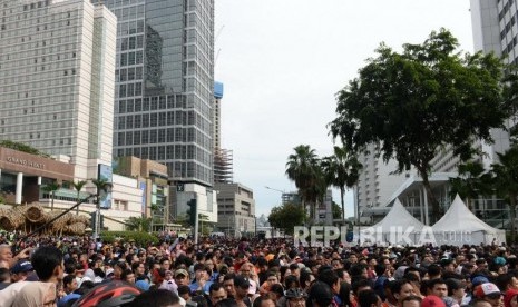 Peresmian MRT Fase 1. Warga berjubel melihat Peresmian Moda Raya Terpadu Fase 1 di Bundaran Hotel Indonesia, Jakarta, Ahad (24/3/2019).