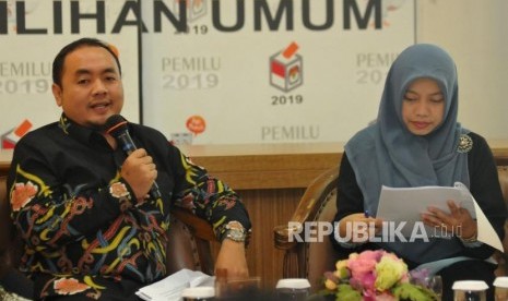 Anggota Bawaslu RI Moch Afifuddin (kiri) menyampaikan pandangan bersama Direktur Eksekutif Perludem Titi Anggraini (kanan) saat diskusi pilkada di Jakarta, Rabu (29/11).