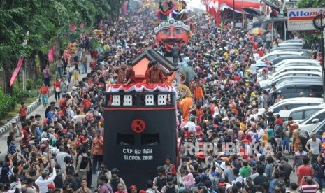 Antusiasme ribuan  warga dalam menyaksikan acara  perayaan Cap Go Meh Glodok 2018 di Sepanjang jalan Hayam Wuruk, Jakarta Barat, Ahad(4/3).