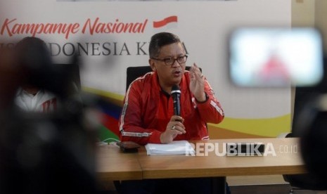 Sekretaris TKN Hasto Kristiyanto memberikan keterangan saat konferensi pers di Rumah Cemara, Menteng, Jakarta, Sabtu (23/3).